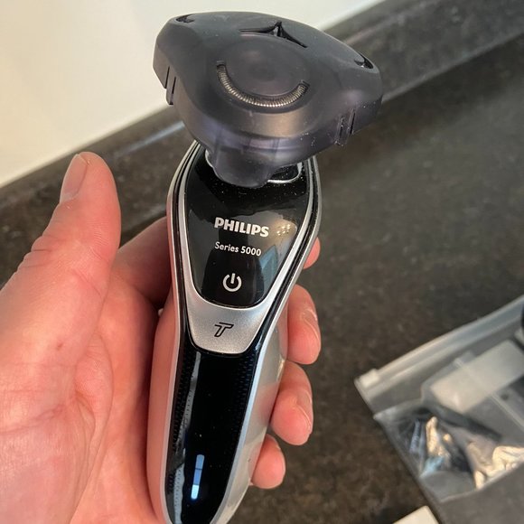 Philips Norelco 5000 Series Wet and Dry Electric Shaver - Picture 2 of 9